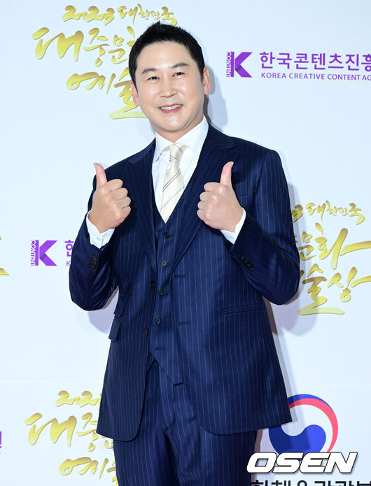 대통령표창을 수상한 개그맨 신동엽이 포토타임을 하고 있다. 2023.10.21 /jpnews@osen.co.kr