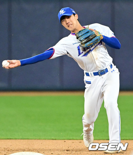 26일 오후 대구 삼성 라이온즈파크에서 ‘2023 신한은행 SOL KBO리그’ 삼성 라이온즈와 두산 베어스의 경기가 열렸다. 7회초 삼성 유격수 이재현이 두산 강승호의 내야땅볼 타구를 처리하고 있다. 2023.04.26 /ksl0919@osen.co.kr
