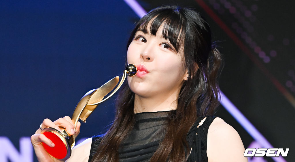 4일 오후 서울 63컨벤션센터 그랜드볼룸에서 ‘우리은행 우리WON 2023~2024 여자프로농구 시상식이 진행됐다.<br /><br />역대 최초로 팬들과 함께하는 시상식으로 치러져 의미를 더한다.<br /><br /> 행사종료 후 MVP를 차지한 KB 박지수가 포즈를 취하고 있다.  2024.04.04 / soul1014@osen.co.kr
