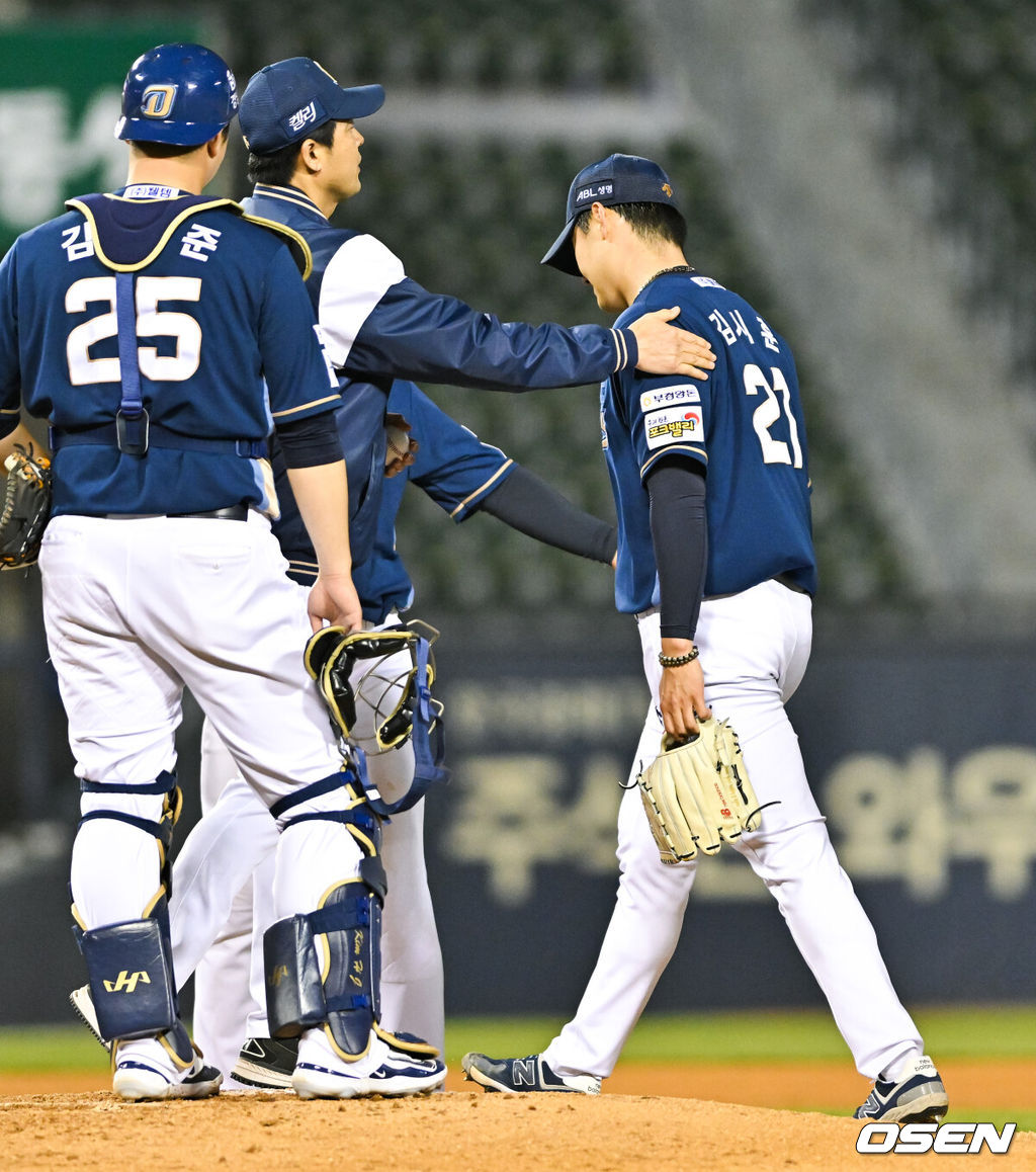 4일 오후 서울 잠실구장에서 ‘2024 신한 SOL BANK KBO리그’ LG 트윈스와 NC 다이노스의 경기가 열렸다.이날 LG은 엔스를, NC는 김시훈을 선발투수로 내세웠다.3회말 NC 선발투수 김시훈이 강판되고 있다. 2024.04.04 / soul1014@osen.co.kr