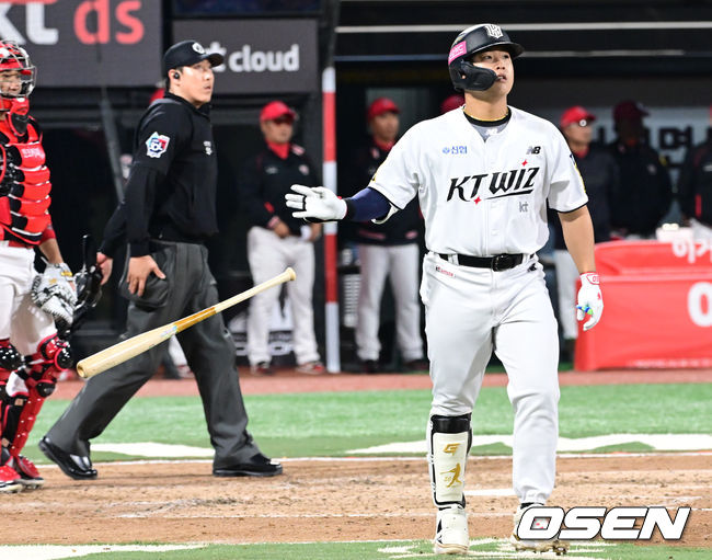 4일 오후 경기 수원시 KT위즈파크에서 ‘2024 신한 SOL Bank KBO리그’ KT 위즈와 KIA 타이거즈의 경기가 열렸다. 이날 KT와 KIA는 쿠에바스, 이의리가 선발로 등판해 맞대결을 펼쳤다,4회말 KT 선두타자 강백호가 솔로 홈런을 날리고 있다. 2024.04.04 / ksl0919@osen.co.kr