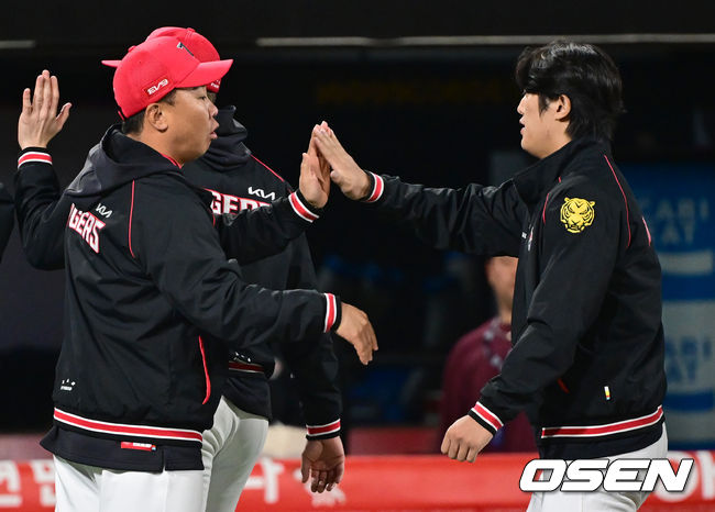 프로야구 KIA 타이거즈가 ‘호랑이 킬러’ 윌리엄 쿠에바스에 5점을 뽑아내며 위닝시리즈를 달성했다. KIA 타이거즈는 4일 수원KT위즈파크에서 열린 2024 신한 SOL뱅크 KBO리그 KT 위즈와의 시즌 3차전에서 6-3으로 승리했다. 경기 종료 후 KIA 이범호 감독, 이의리가 하이파이브를 하고 있다. 2024.04.04 / ksl0919@osen.co.kr