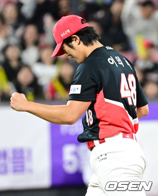 4일 오후 경기 수원시 KT위즈파크에서 ‘2024 신한 SOL Bank KBO리그’ KT 위즈와 KIA 타이거즈의 경기가 열렸다. 이날 KT와 KIA는 쿠에바스, 이의리가 선발로 등판해 맞대결을 펼쳤다.5회초 2사 1 ,2루 KIA 이의리가 KT 박병호를 헛스윙 삼진으로 잡아낸 뒤 기뻐하고 있다. 2024.04.04 / ksl0919@osen.co.kr