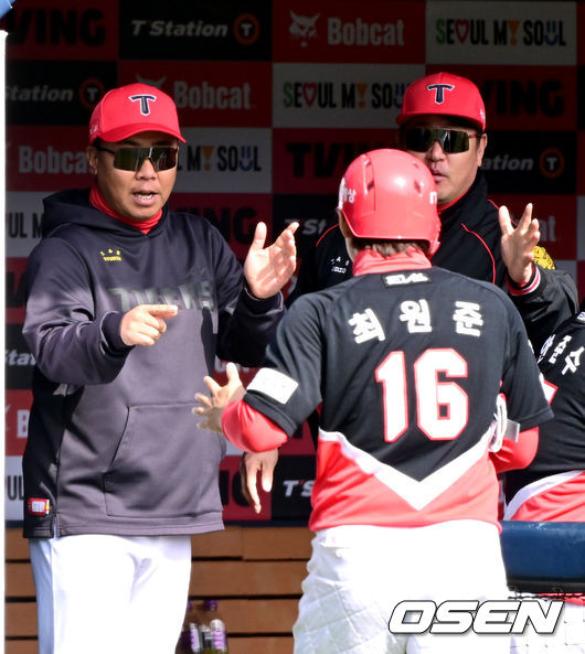 31일 오후 서울 잠실야구장에서 ‘2024 신한 SOL Bank KBO리그’ 두산 베어스와 KIA 타이거즈의 경기가 열렸다.5회초 2사 1, 2루 상황 KIA 박찬호의 왼쪽 2루타 때 홈을 밟은 최원준이 이범호 감독과 인사를 나누고 있다. 2024.03.31 / dreamer@osen.co.kr