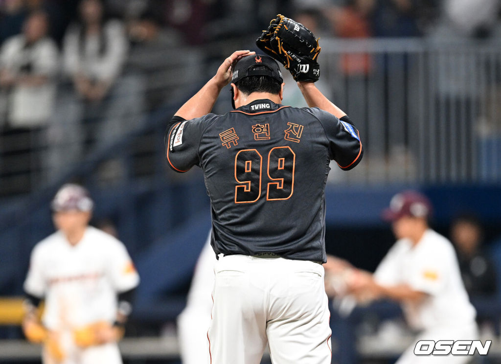 5일 오후 서울 고척스카이돔에서 2024 신한 SOL Bank KBO리그 키움 히어로즈와 한화 이글스의 경기가 열렸다.키움은 하영민, 한화는 류현진을 5일 선발 투수로 내세운다.5회말 한화 류현진이 계속되는 실점에 아쉬운 표정을 짓고 있다. 2024.04.05 /sunday@osen.co.kr