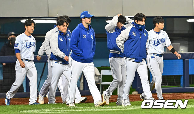 4일 대구 삼성라이온즈파크에서 2024 신한 SOL 뱅크 KBO 리그 삼성 라이온즈와 키움 히어로즈의 경기가 열렸다.삼성 라이온즈는 코너를 선발로 올려 연패탈출을 노렸지만 5와2/3이닝 5실점으로 무너지며 7연패에 빠졌고 키움 히어로즈는 6이닐 1실점 호투한 후라도를 앞세워 4연승을 기록했다.키움 히어로즈에 1-10으로 패하며 7연패에 빠진 삼성 라이온즈 선수들이 어두운 표정을 짓고 있다. 2024.04.04 / foto0307@osen.co.kr