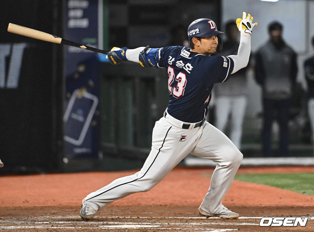 5일 부산 사직구장에서 2024 신한 SOL 뱅크 KBO 리그 롯데 자이언츠와 두산 베어스의 경기가 열렸다. 최근 4연패에 빠진 7위 두산과 전날 한화와의 경기에서 역전패 당한 8위 롯데가 브랜든과 이인복을 선발로 내세워 첫 3연전에 나섰다. 두산 베어스 강승호가 7회초 2사 1,2루 우익수 오른쪽 뒤로 날아가는 1타점 적시 2루타를 치고 있다. 2024.04.05 / foto0307@osen.co.kr