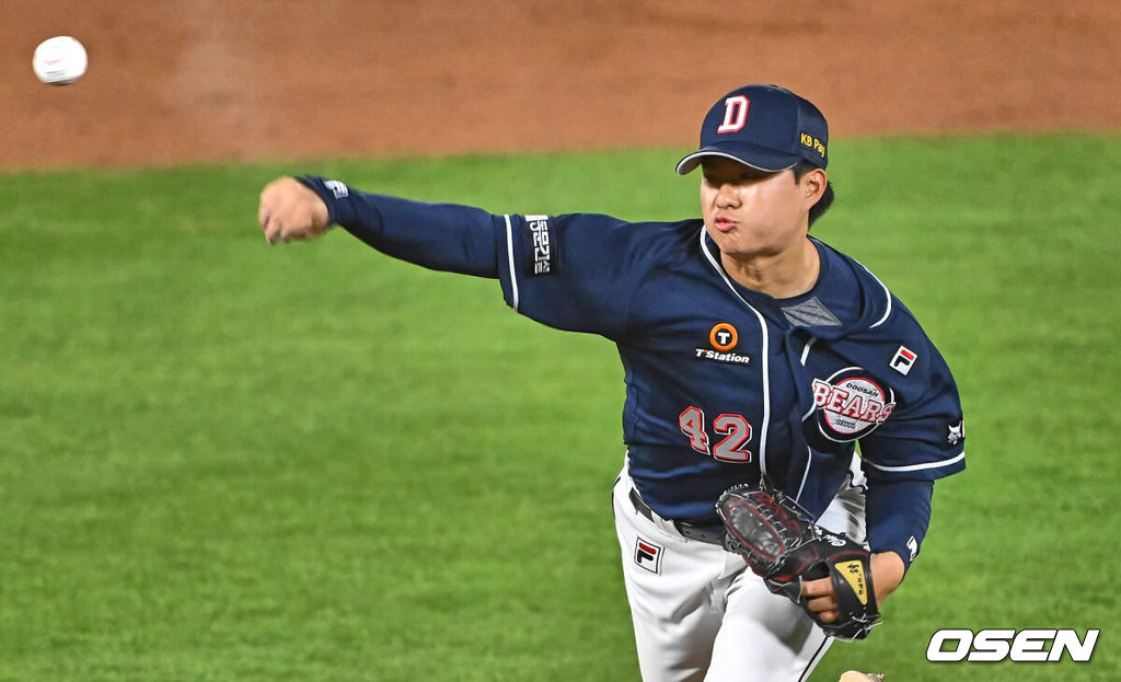 5일 부산 사직구장에서 2024 신한 SOL 뱅크 KBO 리그 롯데 자이언츠와 두산 베어스의 경기가 열렸다. 최근 4연패에 빠진 7위 두산과 전날 한화와의 경기에서 역전패 당한 8위 롯데가 브랜든과 이인복을 선발로 내세워 첫 3연전에 나섰다. 두산 베어스 최지강이 역투하고 있다. 2024.04.05 / foto0307@osen.co.kr