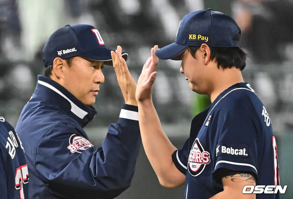 5일 부산 사직구장에서 2024 신한 SOL 뱅크 KBO 리그 롯데 자이언츠와 두산 베어스의 경기가 열렸다. 최근 4연패에 빠진 7위 두산과 전날 한화와의 경기에서 역전패 당한 8위 롯데가 브랜든과 이인복을 선발로 내세워 첫 3연전에 나섰다. 두산 베어스 이승엽 감독이 롯데 자이언츠에 4-3 승리한 후 정철원과 하이파이브를 하고 있다. 2024.04.05 / foto0307@osen.co.kr