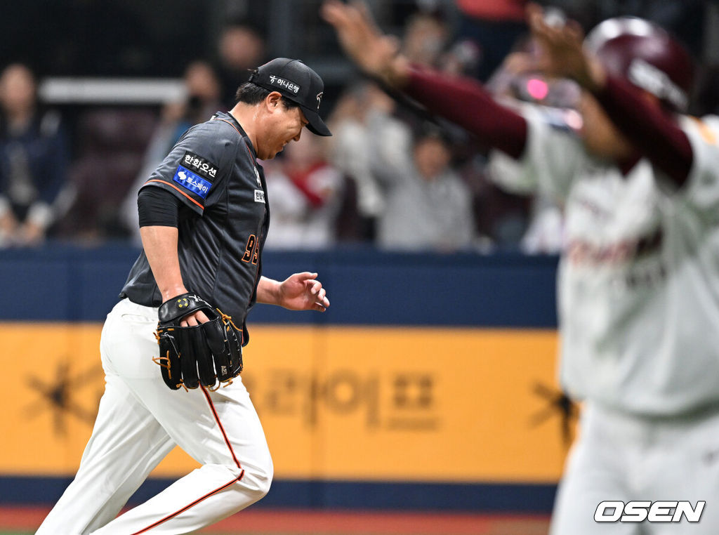 5일 오후 서울 고척스카이돔에서 2024 신한 SOL Bank KBO리그 키움 히어로즈와 한화 이글스의 경기가 열렸다.키움은 하영민, 한화는 류현진을 5일 선발 투수로 내세운다.5회말 한화 류현진이 계속되는 실점에 헛웃음을 짓고 있다. 2024.04.05 /sunday@osen.co.kr