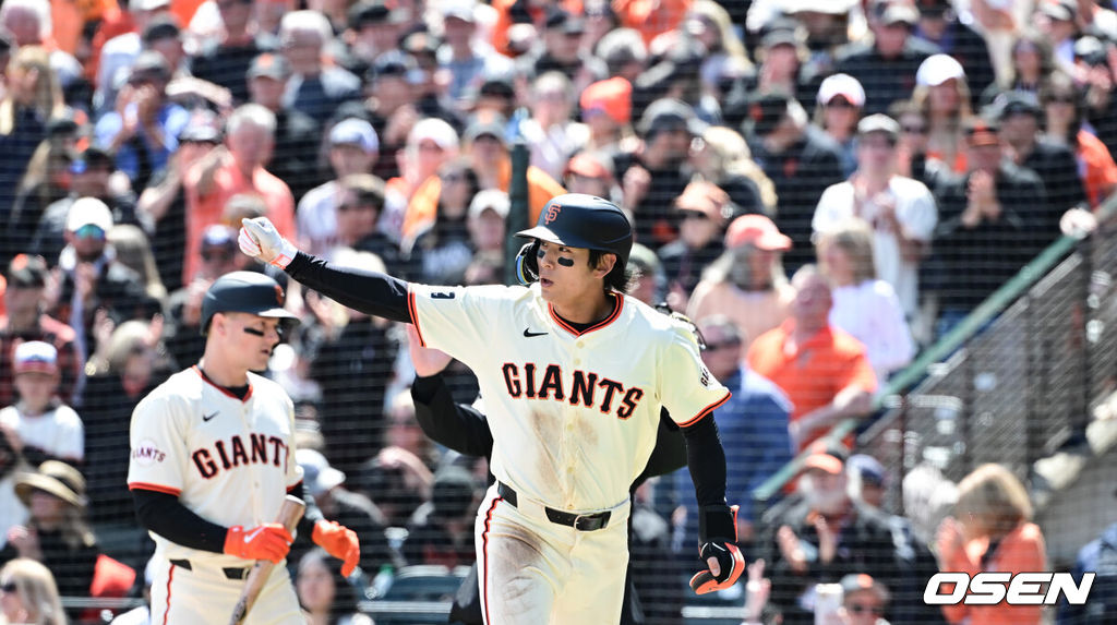 6일(한국시간) 미국 샌프란시스코 오라클 파크에서 2024시즌 미국 메이저리그(MLB) 샌프란시스코 자이언츠와 샌디에이고 파드리스의 경기가 진행됐다.샌디에이고-로스앤젤레스 원정 7연전을 마친 이정후는 메이저리그 데뷔 이후 첫 홈경기를 치른다.1회말 2사 1루 샌프란시스코 콘포토의 동점 1타점 적시 2루타때 1루 주자 이정후가 홈을 밟고 있다. 2024.04.06 /jpnews@osen.co.kr