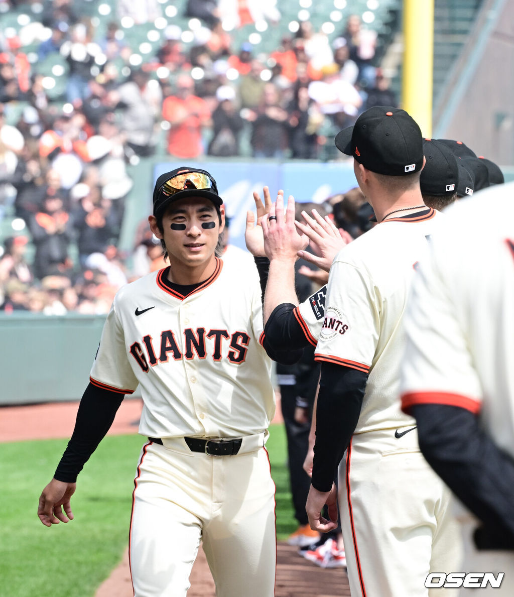 6일(한국시간) 미국 샌프란시스코 오라클 파크에서 2024시즌 미국 메이저리그(MLB) 샌프란시스코 자이언츠와 샌디에이고 파드리스의 경기가 진행됐다.샌디에이고-로스앤젤레스 원정 7연전을 마친 이정후는 메이저리그 데뷔 이후 첫 홈경기를 치른다.경기 앞두고 샌프란시스코 이정후가 홈 팬들 등장하고 있다..  2024.04.06 /jpnews@osen.co.kr