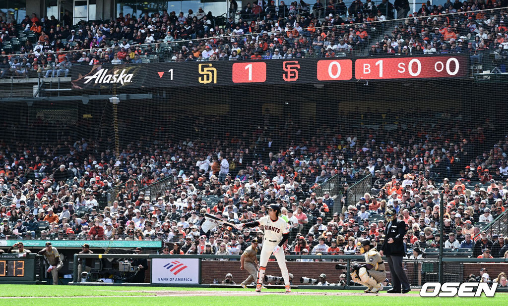 6일(한국시간) 미국 샌프란시스코 오라클 파크에서 2024시즌 미국 메이저리그(MLB) 샌프란시스코 자이언츠와 샌디에이고 파드리스의 경기가 진행됐다.샌디에이고-로스앤젤레스 원정 7연전을 마친 이정후는 메이저리그 데뷔 이후 첫 홈경기를 치른다.1회말 샌프란시스코 이정후가 타석에 들어서고 있다.  2024.04.06 /jpnews@osen.co.kr