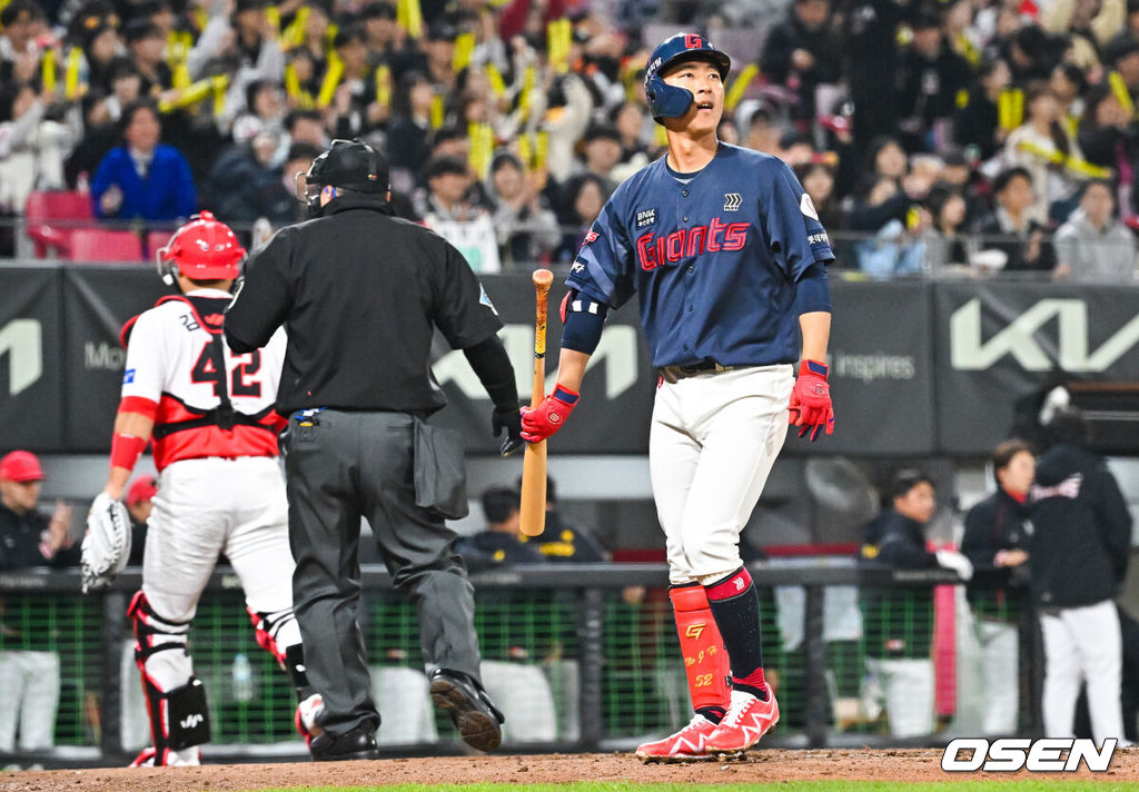 26일 오후 광주기아챔피언스필드에서 ‘2024 신한 SOL BANK KBO리그’ KIA 타이거즈와 롯데 자이언츠의 경기가 진행됐다.3회초 2사 2,3루 롯데 노진혁이 삼진아웃당한뒤 아쉬워하고 있다.  2024.03.26 / soul1014@osen.co.kr