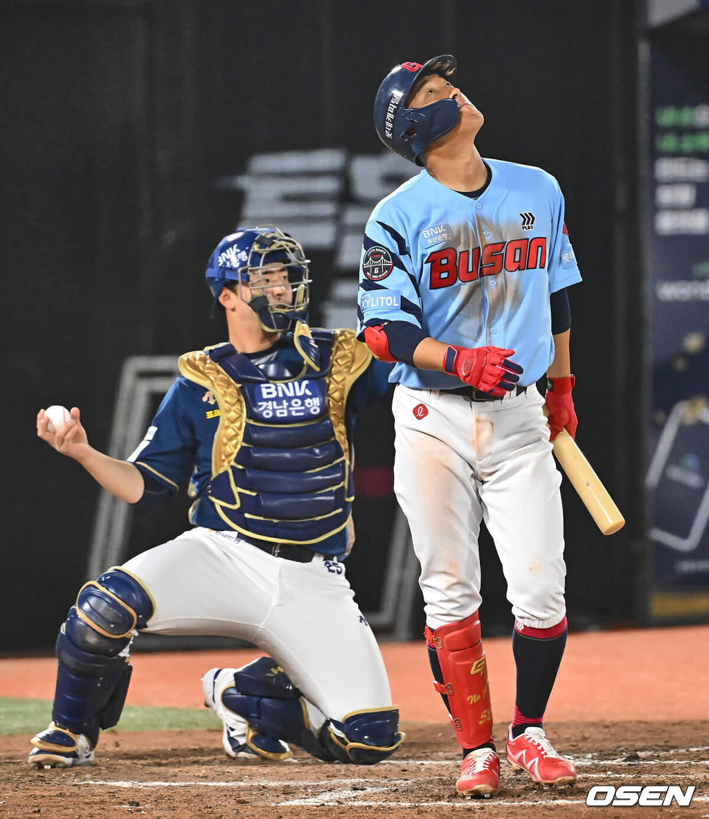 30일 부산 사직구장에서 2024 신한 SOL 뱅크 KBO 리그 롯데 자이언츠와 NC 다이노스의 경기가 열렸다. 롯데 자이언츠 노진혁이 6회말 1사 1루 NC 다이노스 신민혁에게 삼진 아웃당하고 아쉬워하고 있다. 2024.03.30 / foto0307@osen.co.kr