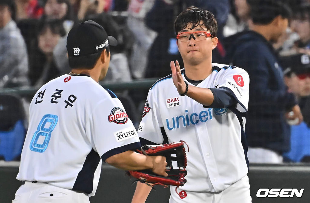 6일 부산 사직구장에서 2024 신한 SOL 뱅크 KBO 리그 롯데 자이언츠와 두산 베어스의 경기가 열렸다. 전날 1점차로 아쉬운 패배를 기록한 롯데는 안경 에이스 박세웅을 선발로 내세워 설욕전을 펼치며 연패를 끊은 두산은 곽빈을 선발로 내세워 연승을 노린다.롯데 자이언츠 선발 투수 박세웅이 7회초 수비를 무실점으로 막고 전준우와 하이파이브를 하고 있다. 2024.04.06 / foto0307@osen.co.kr