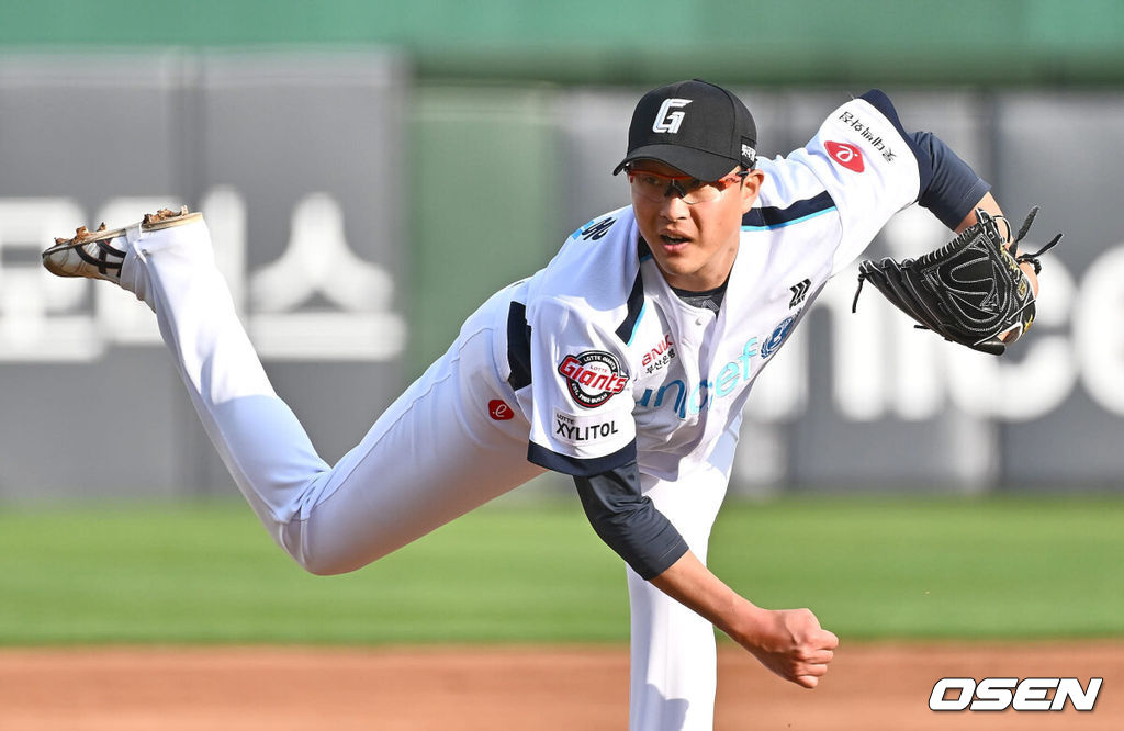 6일 부산 사직구장에서 2024 신한 SOL 뱅크 KBO 리그 롯데 자이언츠와 두산 베어스의 경기가 열렸다. 전날 1점차로 아쉬운 패배를 기록한 롯데는 안경 에이스 박세웅을 선발로 내세워 설욕전을 펼치며 연패를 끊은 두산은 곽빈을 선발로 내세워 연승을 노린다.롯데 자이언츠 선발 투수 박세웅이 역투하고 있다. 2024.04.06 / foto0307@osen.co.kr