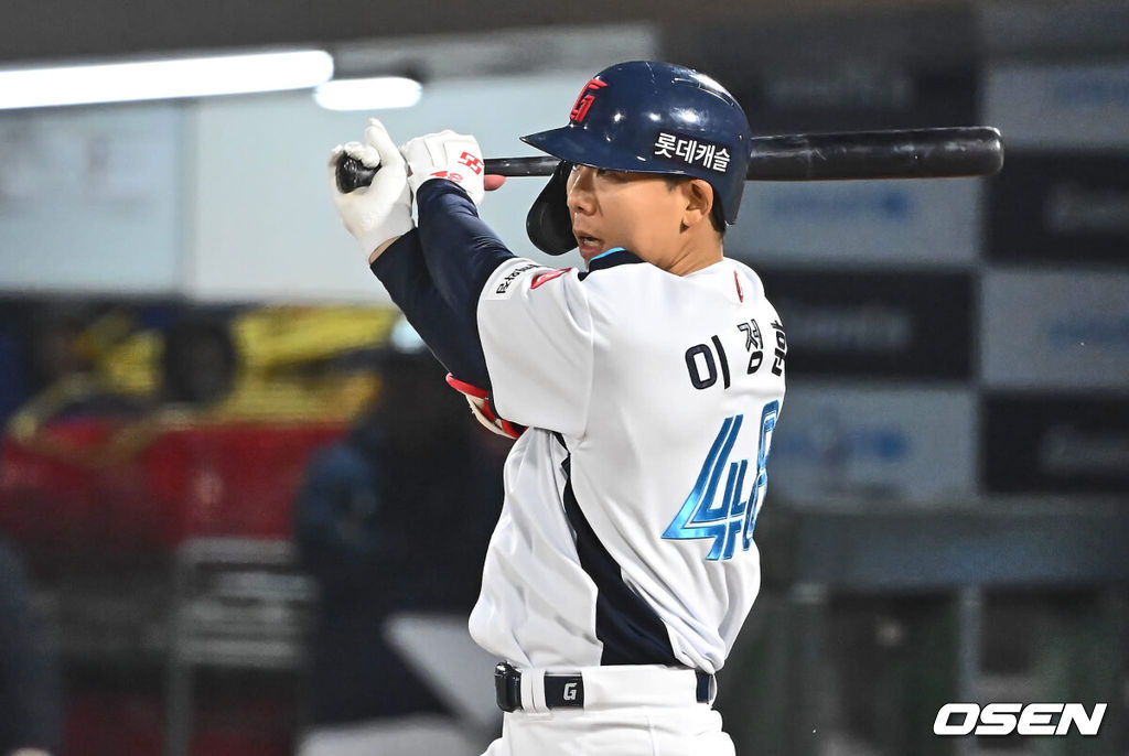 6일 부산 사직구장에서 2024 신한 SOL 뱅크 KBO 리그 롯데 자이언츠와 두산 베어스의 경기가 열렸다. 전날 1점차로 아쉬운 패배를 기록한 롯데는 안경 에이스 박세웅을 선발로 내세워 설욕전을 펼치며 연패를 끊은 두산은 곽빈을 선발로 내세워 연승을 노린다.롯데 자이언츠 이정훈이 7회말 1사 2,3루 중견수 왼쪽에 떨어지는 2타점 적시타를 치고 있다. 2024.04.06 / foto0307@osen.co.kr