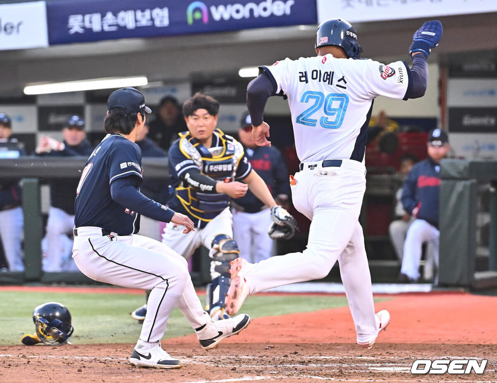 6일 부산 사직구장에서 2024 신한 SOL 뱅크 KBO 리그 롯데 자이언츠와 두산 베어스의 경기가 열렸다. 전날 1점차로 아쉬운 패배를 기록한 롯데는 안경 에이스 박세웅을 선발로 내세워 설욕전을 펼치며 연패를 끊은 두산은 곽빈을 선발로 내세워 연승을 노린다.롯데 자이언츠 레이예스가 5회말 2사 1,3루 두산 베어스 곽빈의 폭투 때 득점을 올리고 있다. 2024.04.06 / foto0307@osen.co.kr