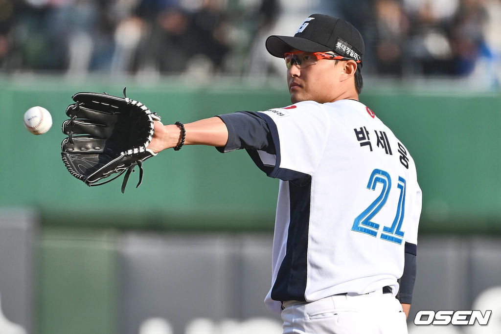 6일 부산 사직구장에서 2024 신한 SOL 뱅크 KBO 리그 롯데 자이언츠와 두산 베어스의 경기가 열렸다. 전날 1점차로 아쉬운 패배를 기록한 롯데는 안경 에이스 박세웅을 선발로 내세워 설욕전을 펼치며 연패를 끊은 두산은 곽빈을 선발로 내세워 연승을 노린다.롯데 자이언츠 선발 투수 박세웅이 공을 받고 있다. 2024.04.06 / foto0307@osen.co.kr