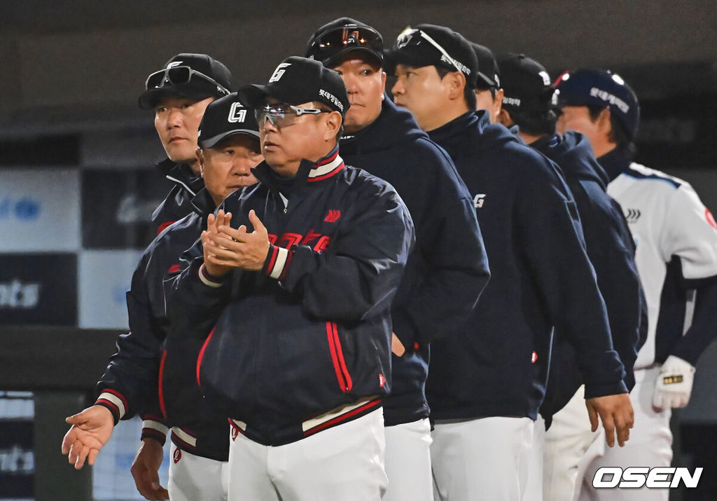 6일 부산 사직구장에서 2024 신한 SOL 뱅크 KBO 리그 롯데 자이언츠와 두산 베어스의 경기가 열렸다. 전날 1점차로 아쉬운 패배를 기록한 롯데는 안경 에이스 박세웅을 선발로 내세워 설욕전을 펼치며 연패를 끊은 두산은 곽빈을 선발로 내세워 연승을 노린다.롯데 자이언츠 김태형 감독이 두산 베어스에 8-1로 승리한 후 선수들에게 박수를 보내고 있다. 2024.04.06 / foto0307@osen.co.kr