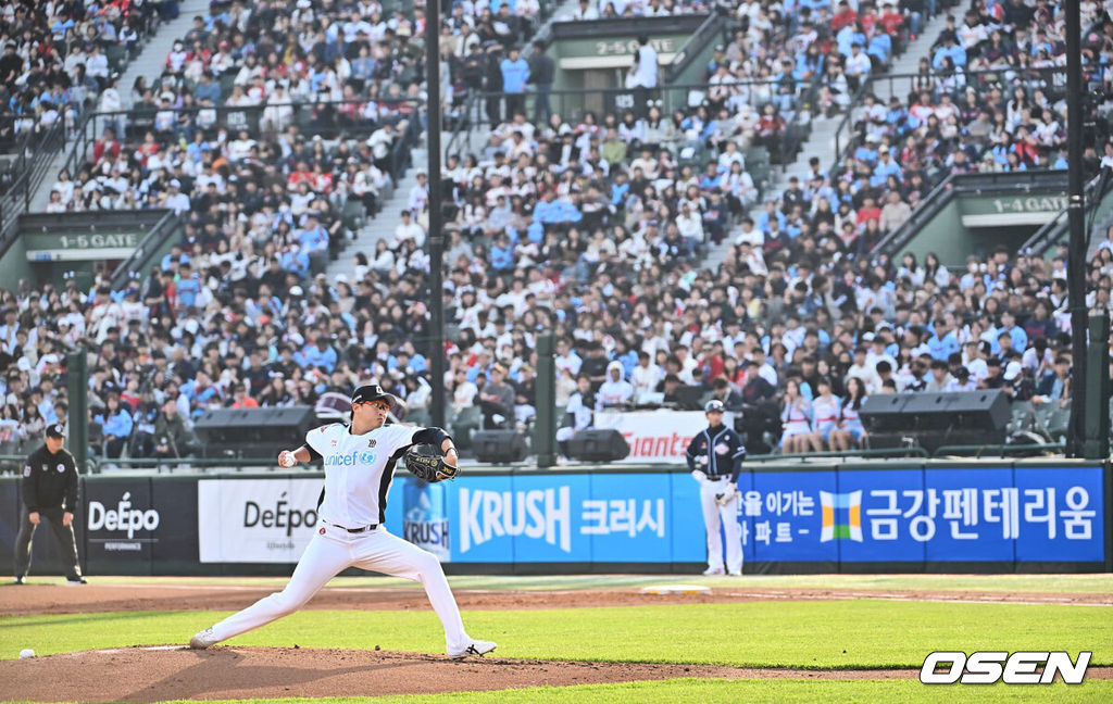 6일 부산 사직구장에서 2024 신한 SOL 뱅크 KBO 리그 롯데 자이언츠와 두산 베어스의 경기가 열렸다. 전날 1점차로 아쉬운 패배를 기록한 롯데는 안경 에이스 박세웅을 선발로 내세워 설욕전을 펼치며 연패를 끊은 두산은 곽빈을 선발로 내세워 연승을 노린다.롯데 자이언츠 선발 투수 박세웅이 역투하고 있다. 2024.04.06 / foto0307@osen.co.kr