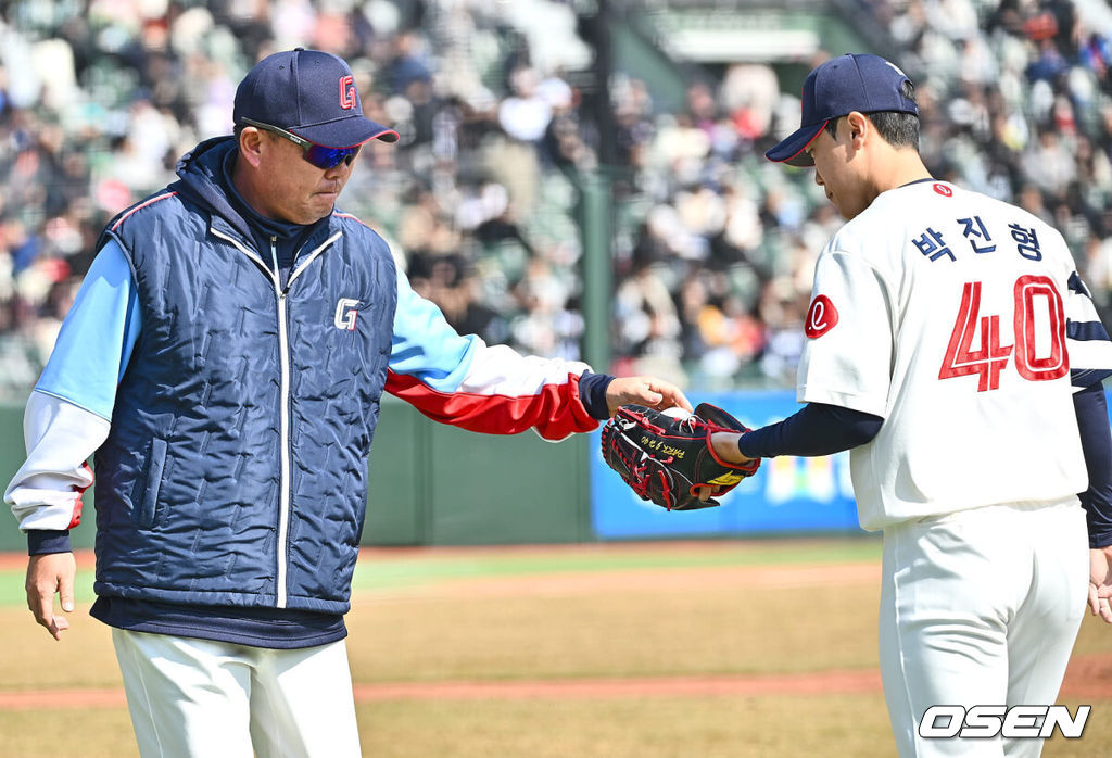 9일 부산 사직구장에서 2024 신한 SOL 뱅크 KBO 리그 롯데 자이언츠와 SSG 랜더스의 경기가 열렸다. 롯데 자이언츠 주형광 코치가 5회초 마운드에 오르는 박진형에게 공을 건네고 있다. 2024.03.09 / foto0307@osen.co.kr