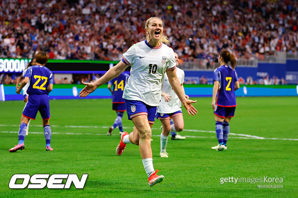 ATLANTA, GEORGIA - APRIL 6: Lindsey Horan #10 of the United States reacts after scoring on a penalty kick during the second half of the match between the United States and Japan during the SheBelieves Cup at Mercedes-Benz Stadium on April 6, 2024 in Atlanta, Georgia. (Photo by Todd Kirkland/Getty Images) *** Local Caption *** Lindsey Horan