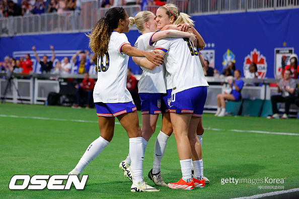 ATLANTA, GEORGIA - APRIL 6: Lindsey Horan #10 of the United States reacts after scoring on a penalty kick during the second half of the match between the United States and Japan during the SheBelieves Cup at Mercedes-Benz Stadium on April 6, 2024 in Atlanta, Georgia. (Photo by Todd Kirkland/Getty Images) *** Local Caption *** Lindsey Horan