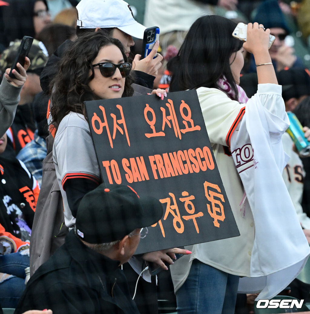 7일(이하 한국시간) 미국 캘리포니아주 샌프란시스코 오라클 파크에서 2024 메이저리그 샌프란시스코 자이언츠와 샌디에이고 파드리스의 경기가 열렸다.올 시즌 샌프란시스코와 6년 1억1300만 달러(약 1529억원)에 계약한 이정후는 어제(6일) 홈 개막전에서 팬들을 처음 만났다. 시즌 두 번째 득점을 올리며 팀 승리에 기여했지만 아쉽게 안타를 때려내지는 못했다. 최근 2경기 연속 무안타다. 시즌 성적은 8경기 타율 2할2푼6리(31타수 7안타) 1홈런 4타점 2득점 OPS .620으로 하락했다. 관중석에서 해외 팬이 샌프란시스코 이정후를 응원하고 있다. 2024.04.07 /jpnews@osen.co.kr