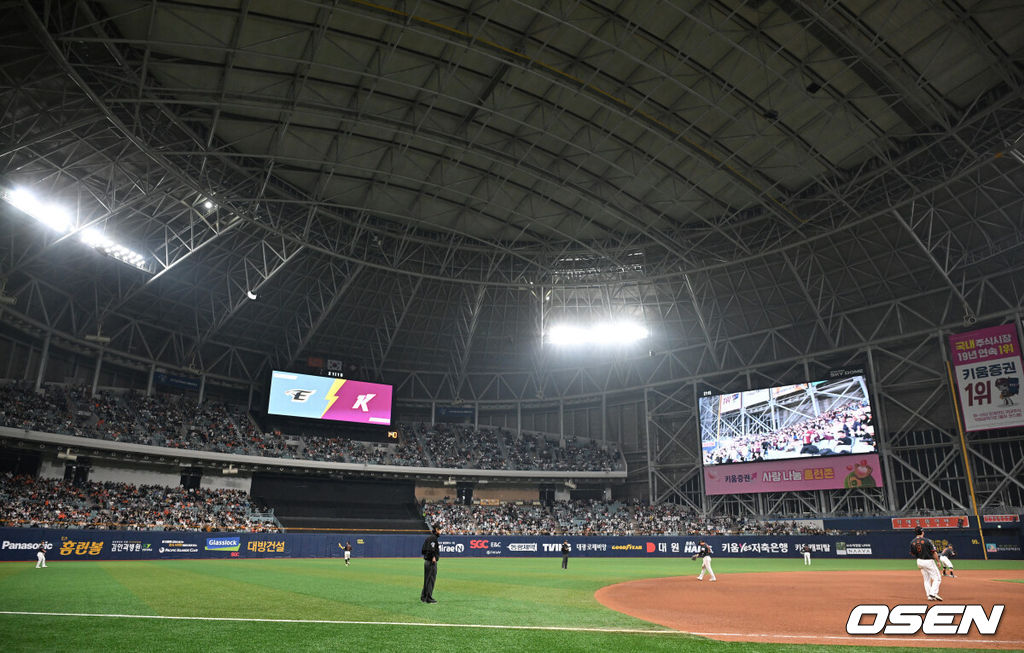 5일 오후 서울 고척스카이돔에서 2024 신한 SOL Bank KBO리그 키움 히어로즈와 한화 이글스의 경기가 열렸다. 키움은 하영민, 한화는 류현진을 선발 투수로 내세웠다. 매진을 기록한 가운데 팬들이 열띤 응원을 펼치고 있다. 2024.04.05 /sunday@osen.co.kr