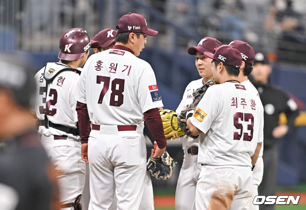 9회초 1사 1,2루 키움 홍원기 감독이 마운드에 올라 선수들과 이야기를 나누고 있다.  2024.04.06 / soul1014@osen.co.kr