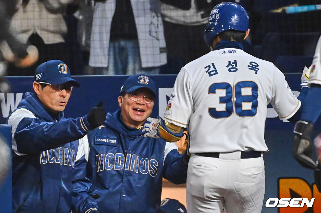 NC 김성욱이 1회말 2사 만루 중월 만루 홈런을 치고 강인권 감독과 하이파이브를 하고 있다. 2024.03.26 / foto0307@osen.co.kr