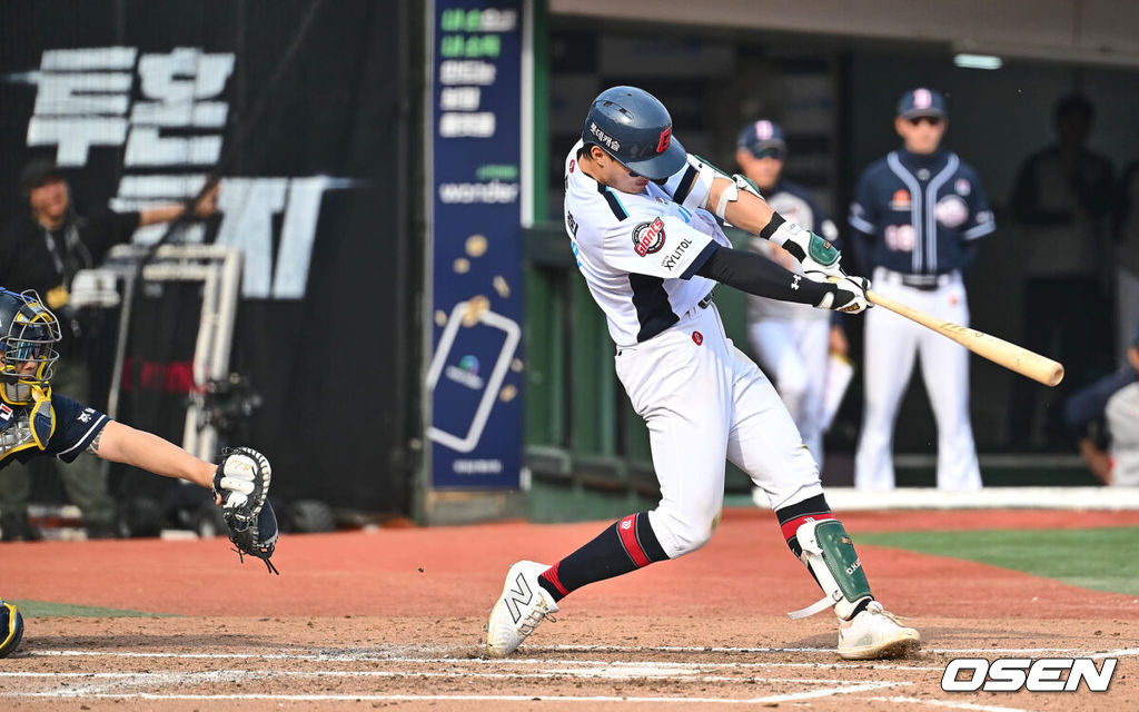 7일 부산 사직구장에서 2024 신한 SOL 뱅크 KBO 리그 롯데 자이언츠와 두산 베어스의 경기가 열렸다. 롯데와 두산의 시즌 첫 3연전 승부는 1-1로 위닝 시리즈를 위한 마지막 승부가 펼쳐졌다.롯데 자이언츠 윤동희가 7회말 1사 만루 좌월 역전 만루 홈런을 치고 있다. 2024.04.07 / foto0307@osen.co.kr