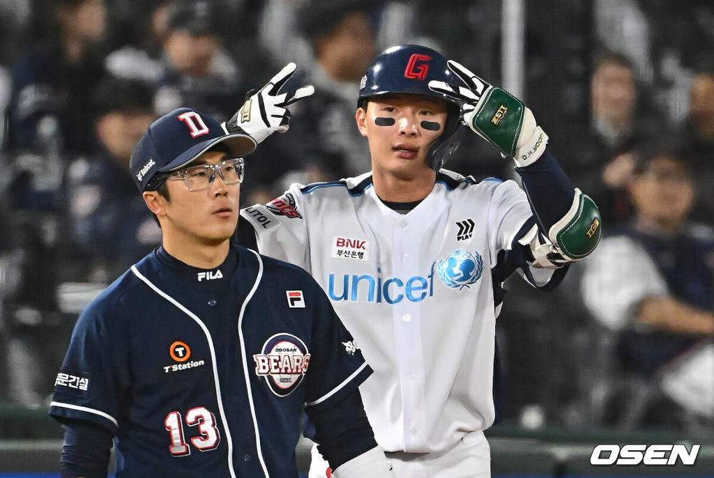 5일 부산 사직구장에서 2024 신한 SOL 뱅크 KBO 리그 롯데 자이언츠와 두산 베어스의 경기가 열렸다. 최근 4연패에 빠진 7위 두산과 전날 한화와의 경기에서 역전패 당한 8위 롯데가 브랜든과 이인복을 선발로 내세워 첫 3연전에 나섰다. 롯데 자이언츠 윤동희가 5회말 2사 우중간 가르는 3루타를 치고 세리머니를 하고 있다. 2024.04.05 / foto0307@osen.co.kr