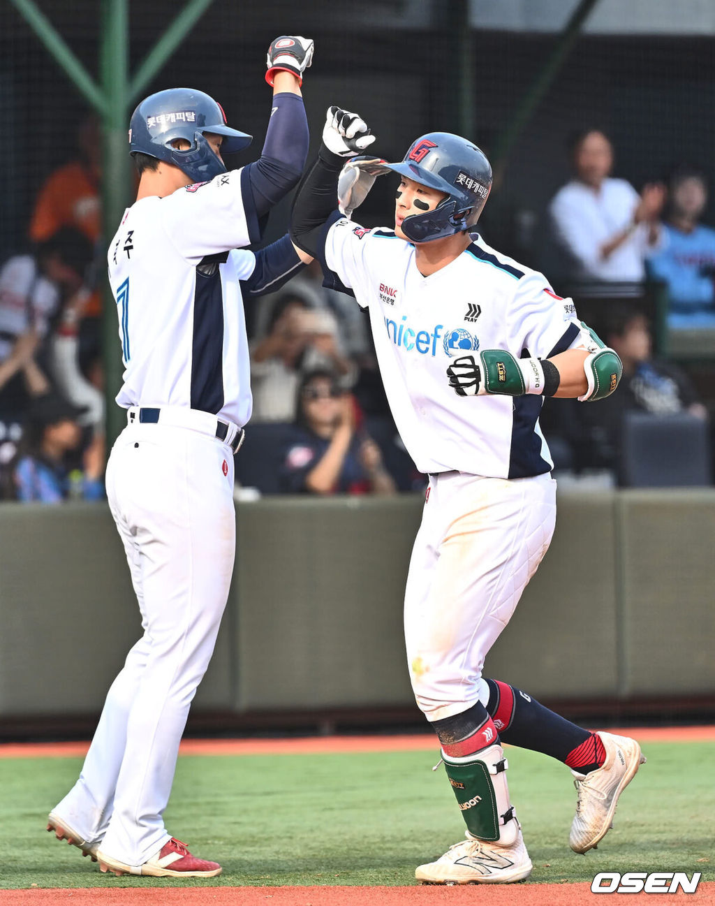 7일 부산 사직구장에서 2024 신한 SOL 뱅크 KBO 리그 롯데 자이언츠와 두산 베어스의 경기가 열렸다. 롯데와 두산의 시즌 첫 3연전 승부는 1-1로 위닝 시리즈를 위한 마지막 승부가 펼쳐졌다.롯데 자이언츠 윤동희가 7회말 1사 만루 좌월 역전 만루 홈런을 치고 하이파이브를 하고 있다. 2024.04.07 / foto0307@osen.co.kr