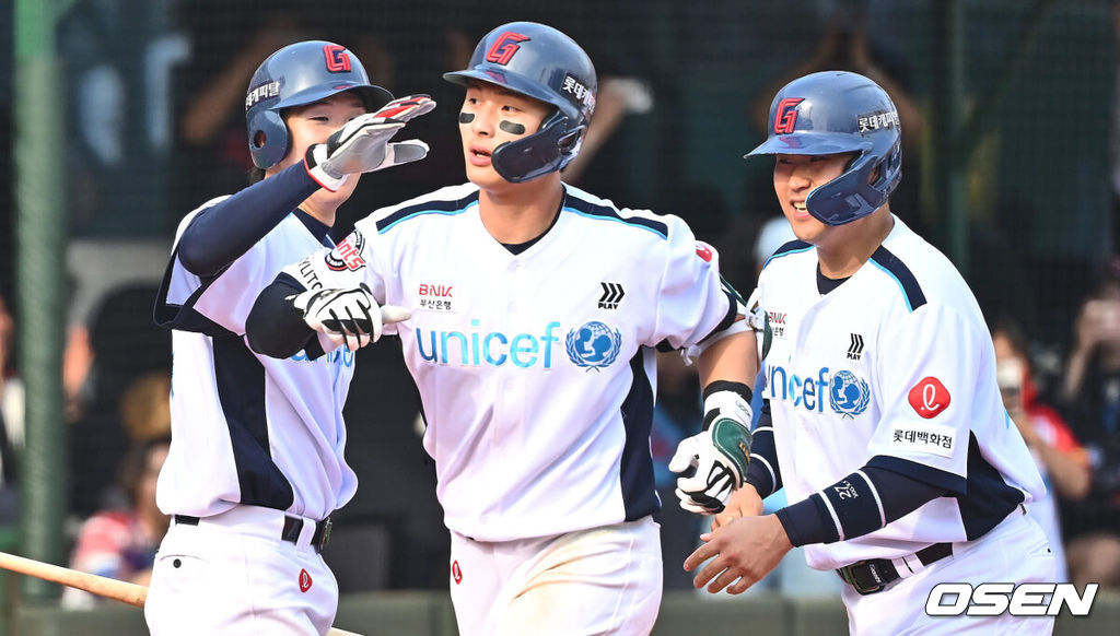 7일 부산 사직구장에서 2024 신한 SOL 뱅크 KBO 리그 롯데 자이언츠와 두산 베어스의 경기가 열렸다. 롯데와 두산의 시즌 첫 3연전 승부는 1-1로 위닝 시리즈를 위한 마지막 승부가 펼쳐졌다.롯데 자이언츠 윤동희가 7회말 1사 만루 좌월 역전 만루 홈런을 치고 하이파이브를 하고 있다. 2024.04.07 / foto0307@osen.co.kr