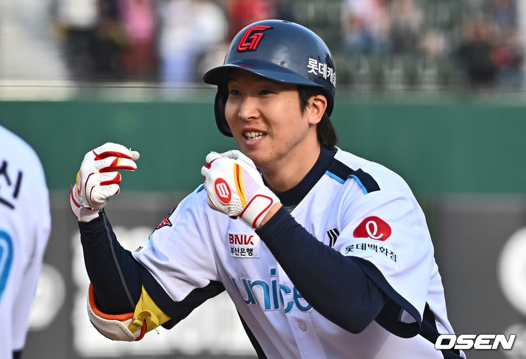 7일 부산 사직구장에서 2024 신한 SOL 뱅크 KBO 리그 롯데 자이언츠와 두산 베어스의 경기가 열렸다. 롯데와 두산의 시즌 첫 3연전 승부는 1-1로 위닝 시리즈를 위한 마지막 승부가 펼쳐졌다.롯데 자이언츠 최항이 8회말 2사 3루 동점 1타점 적시타를 치고 세리머니를 하고 있다. 2024.04.07 / foto0307@osen.co.kr