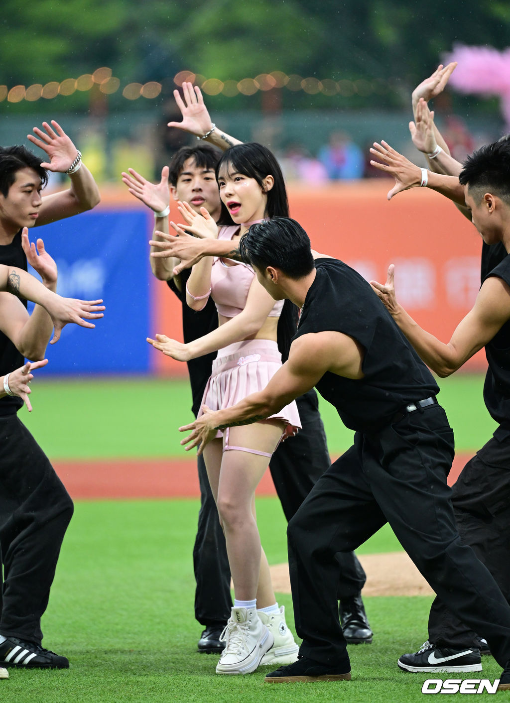 6일 오후(한국시간) 대만 타이베이 톈무 베이스볼 스타디움에서 ‘2024 대만 프로야구’ 웨이취안 드래곤스와 퉁이 라이온스의 경기가 열렸다.웨이취안 치어리더 이다혜가 경기 전 공연을 펼치고 있다. 2024.04.06 / dreamer@osen.co.kr