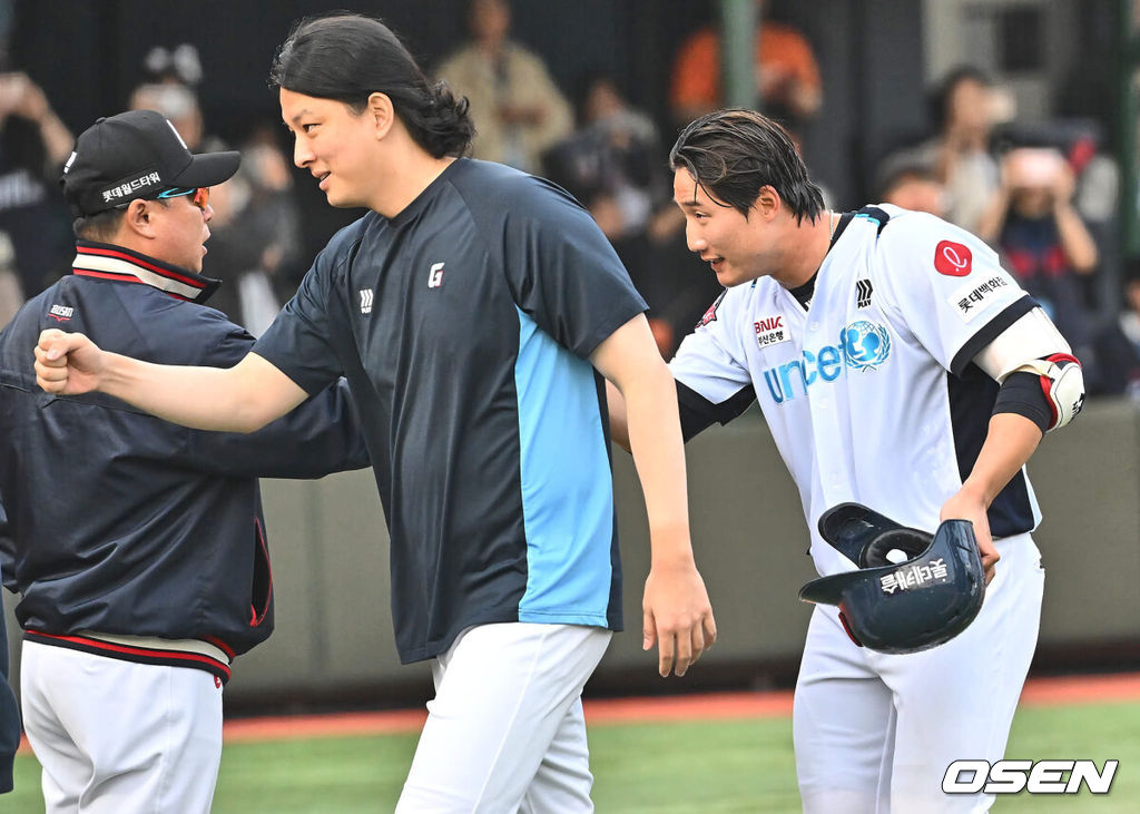 7일 부산 사직구장에서 2024 신한 SOL 뱅크 KBO 리그 롯데 자이언츠와 두산 베어스의 경기가 열렸다. 롯데와 두산의 시즌 첫 3연전 승부는 1-1로 위닝 시리즈를 위한 마지막 승부가 펼쳐졌다.롯데 자이언츠 이주찬이 연장 10회말 2사 2루 좌익수 왼쪽 끝내기 2루타를 치고 비디오 판독 끝에 페어로 인정되자 김태형 감독과 기쁨을 나누고 있다. 2024.04.07 / foto0307@osen.co.kr