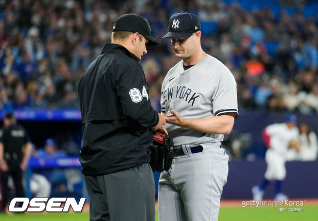 [사진] 뉴욕 양키스 게릿 콜이 심판에게 이물질 검사를 받고 있다. ⓒGettyimages(무단전재 및 재배포 금지)