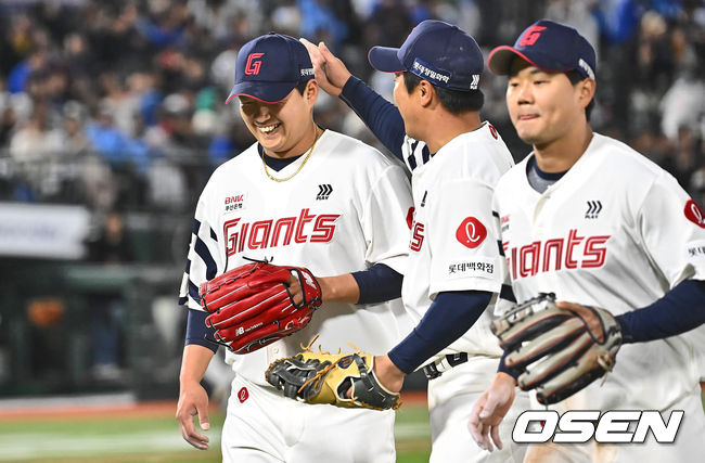 롯데 자이언츠 나균안이 5회초 2사 2,3루 삼성 라이온즈 맥키넌을 2루수 땅볼로 잡고 정훈과 기뻐하고 있다. 2024.04.09 / foto0307@osen.co.kr