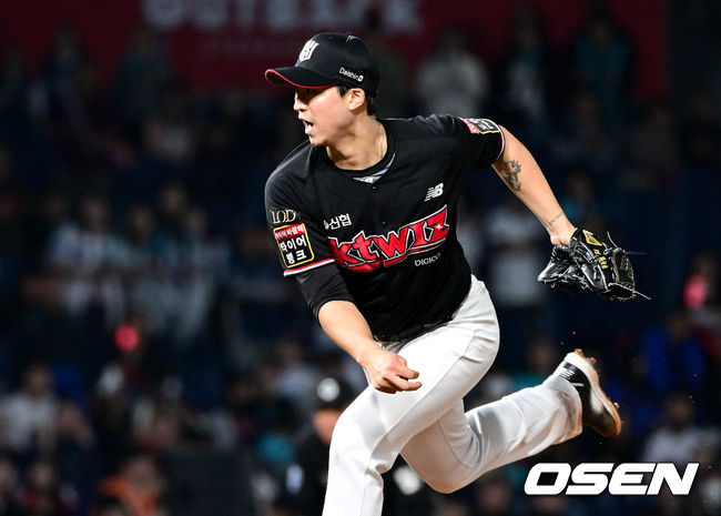 3일 오후 창원 NC파크에서 ‘2023 신한은행 SOL KBO 포스트시즌 플레이오프’ 4차전 NC 다이노스와 KT 위즈의 경기가 열렸다.9회말 마운드에 오른 KT 투수 엄상백이 힘차게 공을 뿌리고 있다. 2023.11.03 / dreamer@osen.co.kr