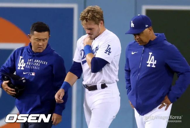 나카지마 트레이너(왼쪽)가 개빈 럭스의 부상을 살피고 있다. [사진] ⓒGettyimages(무단전재 및 재배포 금지)