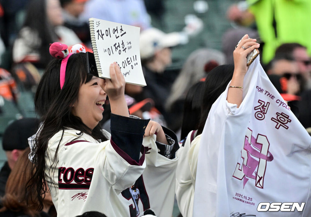 7일(이하 한국시간) 미국 캘리포니아주 샌프란시스코 오라클 파크에서 2024 메이저리그 샌프란시스코 자이언츠와 샌디에이고 파드리스의 경기가 열렸다. 이 경기에서 샌프란시스코는 샌디에이고와의 경기에서 0-4로 패했다. 샌디에이고는 전날 끝내기 패배의 충격을 이겨내고 3연전 전적 1승 1패 균형을 맞췄다. 올 시즌 샌프란시스코와 6년 1억1300만 달러(약 1529억원)에 계약한 이정후는 어제(6일) 홈 개막전에서 팬들을 처음 만났다. 시즌 두 번째 득점을 올리며 팀 승리에 기여했지만 아쉽게 안타를 때려내지는 못했다. 최근 2경기 연속 무안타다. 시즌 성적은 8경기 타율 2할2푼6리(31타수 7안타) 1홈런 4타점 2득점 OPS .620으로 하락했다. 샌프란시스코 야구팬이 이정후를 응원하고 있다. 2024.04.07 /jpnews@osen.co.kr