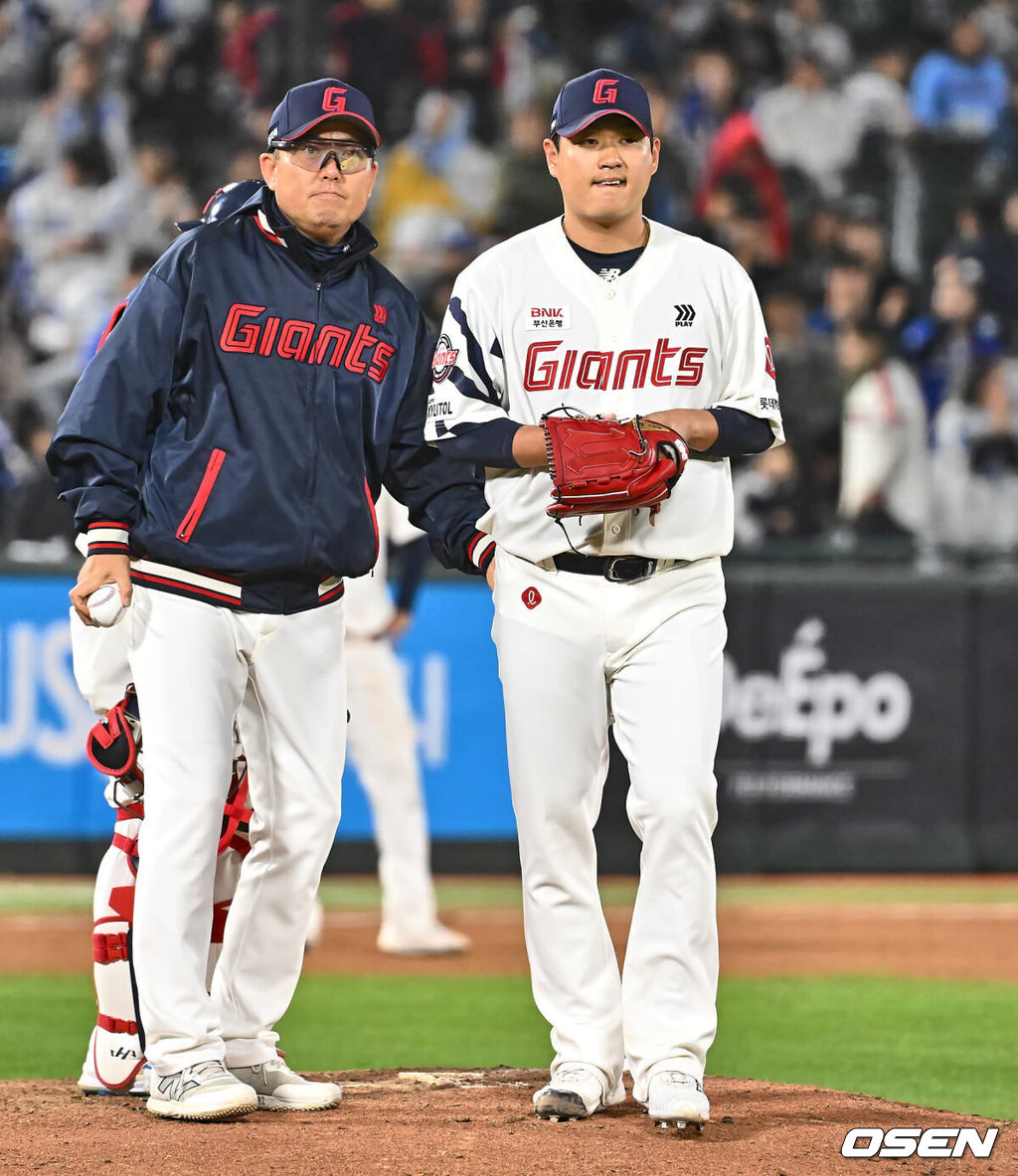 9일 부산 사직구장에서 2024 신한 SOL 뱅크 KBO 리그 롯데 자이언츠와 삼성 라이온즈의 경기가 열렸다. 공동 8위인 롯데와 삼성이 위닝 시리즈를 선점하기 위해 3연전 첫 선발로 각각 나균안과 원태인을 내세웠다.롯데 자이언츠 나균안이 6회초 1사 1,2루 삼성 라이온즈 김지찬에게 역전 우월 3점 홈런을 맞고 교체되고 있다. 2024.04.09 / foto0307@osen.co.kr