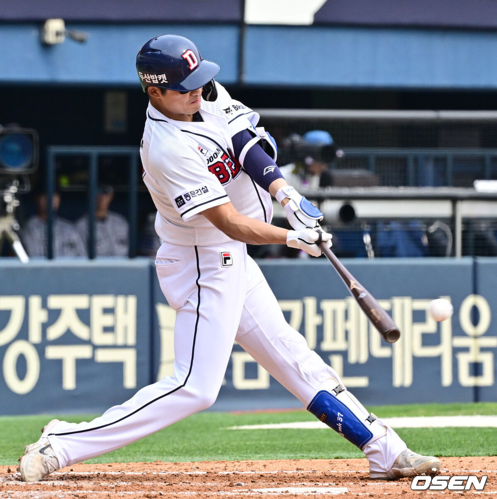 10일 오후 서울 잠실구장에서 ‘2024 신한 SOL BANK KBO리그’ 두산 베어스와 한화 이글스의 경기가 열렸다.4연패 수렁에 빠진 한화는 시즌 8승 6패 공동 5위, 2연패를 끊어낸 두산은 6승 9패 7위다. 두 팀의 승차는 2.5경기. 이날 한화는 문동주를 두산은 알칸타라가 선발로 마운드에 오른다.1회말 1사 만루 두산 김대한이 달아나는 2타점 적시타를 날리고 있다. 2024.04.10 /cej@osen.co.kr