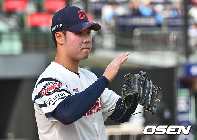 롯데 자이언츠 전미르가 6회초 2사 2,3루 삼성 라이온즈 김현준을 삼진으로 잡고 박수를 치고 있다. 2024.04.10 / foto0307@osen.co.kr