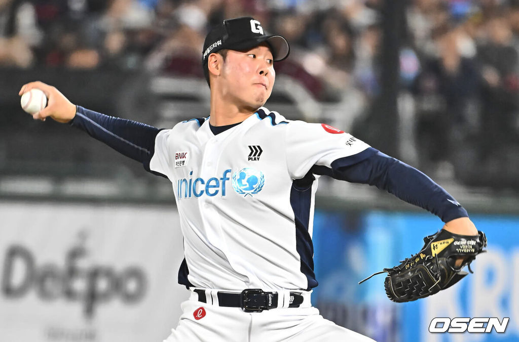 6일 부산 사직구장에서 2024 신한 SOL 뱅크 KBO 리그 롯데 자이언츠와 두산 베어스의 경기가 열렸다. 전날 1점차로 아쉬운 패배를 기록한 롯데는 안경 에이스 박세웅을 선발로 내세워 설욕전을 펼치며 연패를 끊은 두산은 곽빈을 선발로 내세워 연승을 노린다.롯데 자이언츠 전미르가 역투하고 있다. 2024.04.06 / foto0307@osen.co.kr