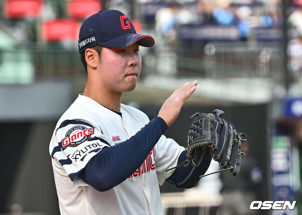 10일 부산 사직구장에서 2024 신한 SOL 뱅크 KBO 리그 롯데 자이언츠와 삼성 라이온즈의 경기가 열렸다. 부상에서 돌아온 김헌곤과 출산휴가를 마친 맥키넌까지 더해진 타선의 힘에 불펜의 안정감을 더한 삼성은 코너를 선발로 내세워 4연승에 도전하고, 롯데는 분위기 반전을 위해 ‘사직 아이돌’ 김민석을 1군으로 불렀고 ‘사직예수’ 윌커슨이 선발로 나섰다.롯데 자이언츠 전미르가 6회초 2사 2,3루 삼성 라이온즈 김현준을 삼진으로 잡고 박수를 치고 있다. 2024.04.10 / foto0307@osen.co.kr